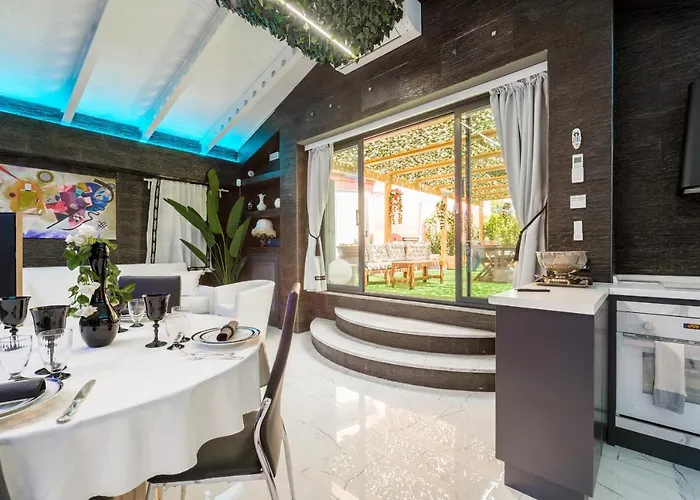 בית נופש The Garden Regency *