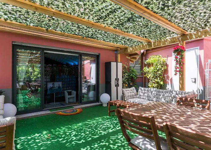 בית נופש The Garden Regency *